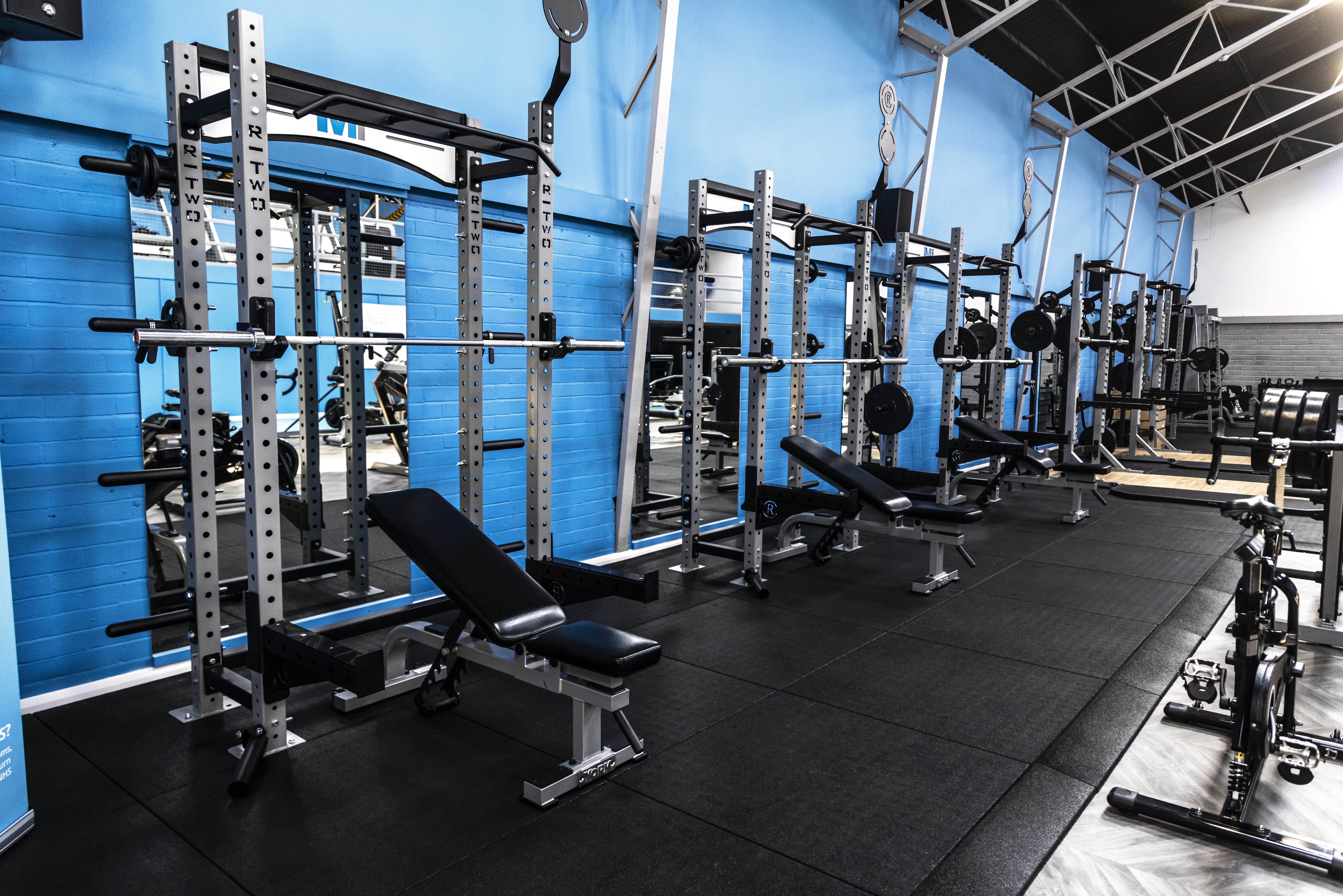 Bench press machine at MaxFit Gym